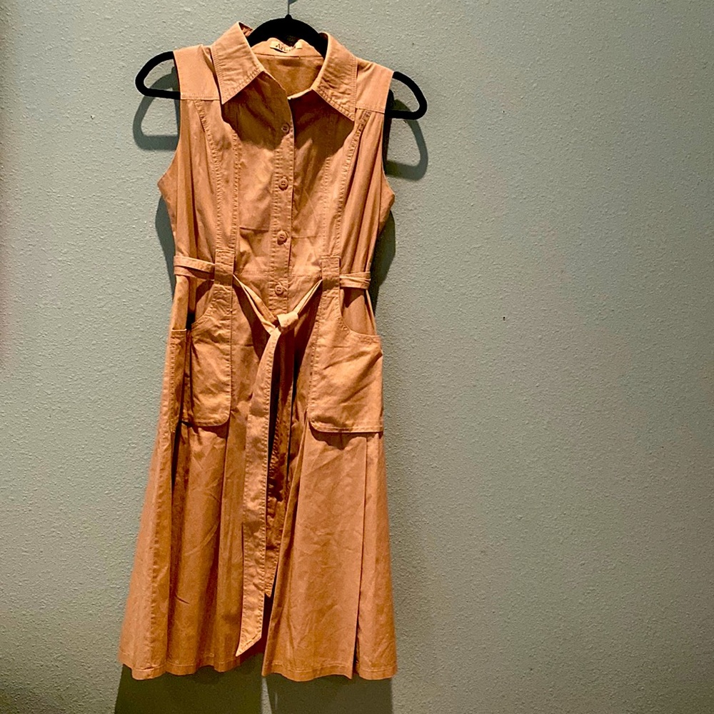 Sleeveless cotton dress in khaki.